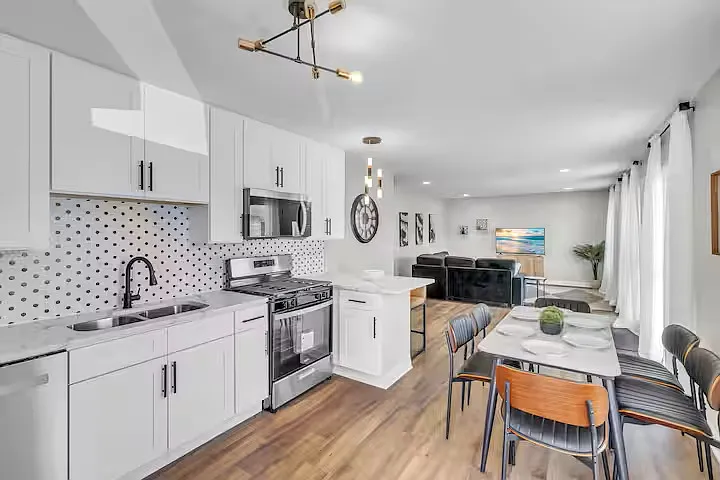 112 S Maxon Ln