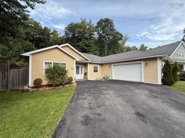 240 Winburn Ave, Bridgewater, NS B4V 9A4