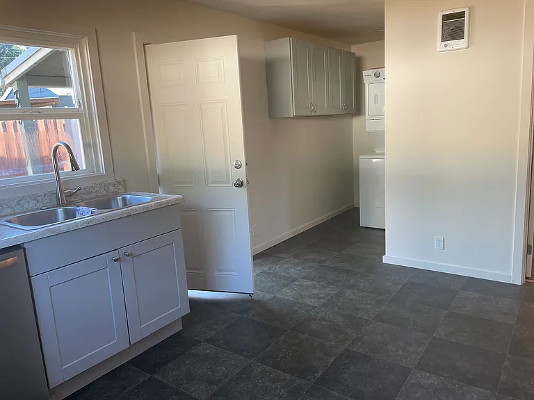 354.5 Greenwood St — Photo 5