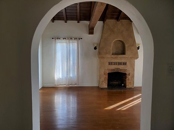 Arched entrance from Entrance Hallway to Livingroom