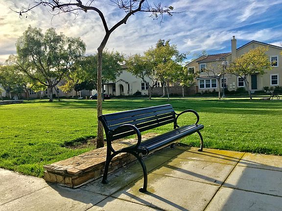 Relaxing Linear Park in minutes walk