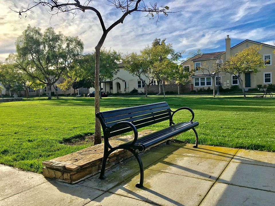 Relaxing Linear Park in minutes walk