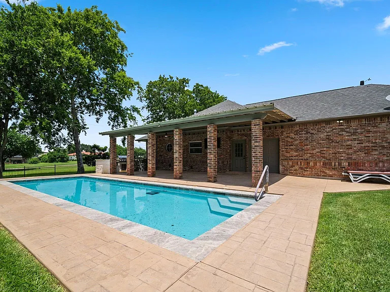 118 Hillsborough Dr W — Photo 24
