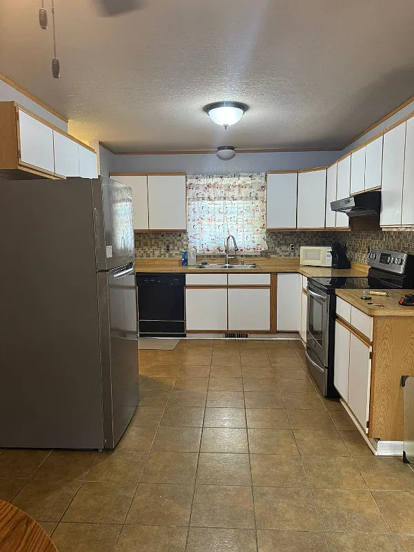 3 bed, 2436 sqft, $1,800 — Photo 4