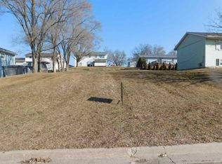 908 Lisa Dr, Maquoketa, IA 52060