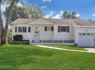 6 Libby Rd, Hauppauge, NY 11788