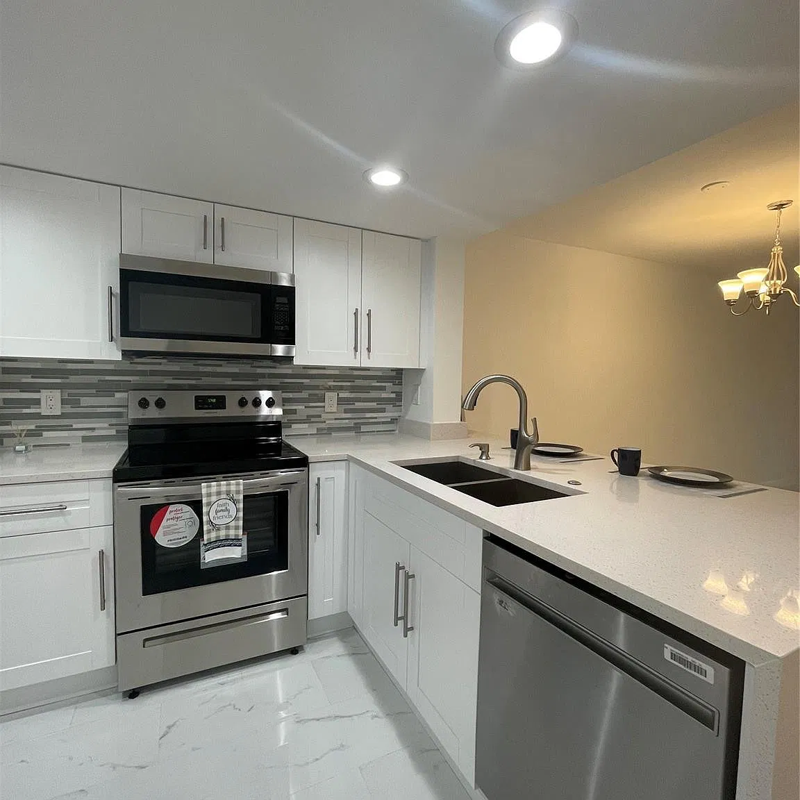 2 bed, 2.0 bath, 949 sqft, $2,200 — Photo 2