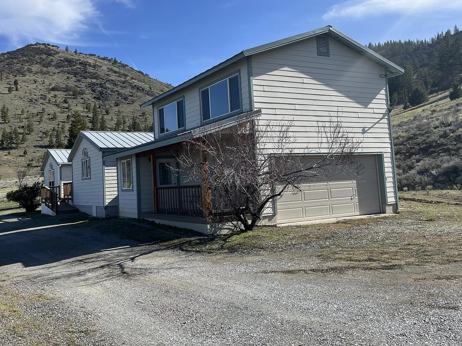 3 bed, 2.0 bath, 2500 sqft, $2,400 — Photo 1