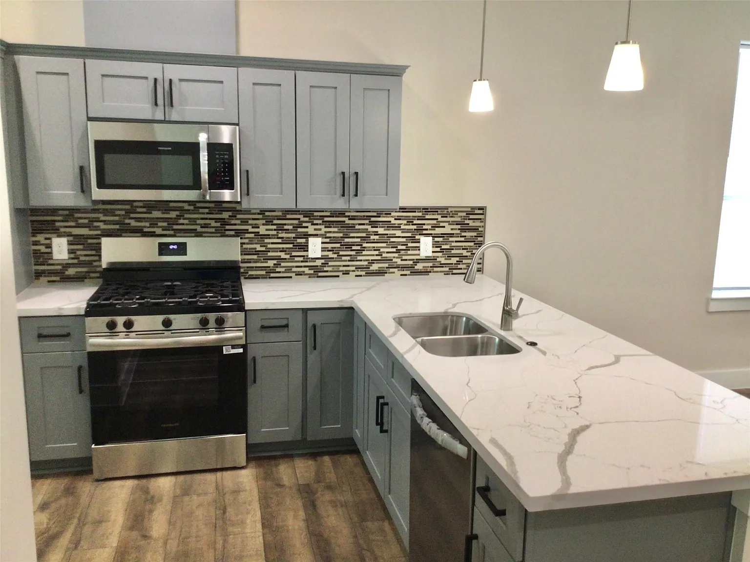 3 bed, 2.5 bath, 1576 sqft, $2,195 — Photo 4