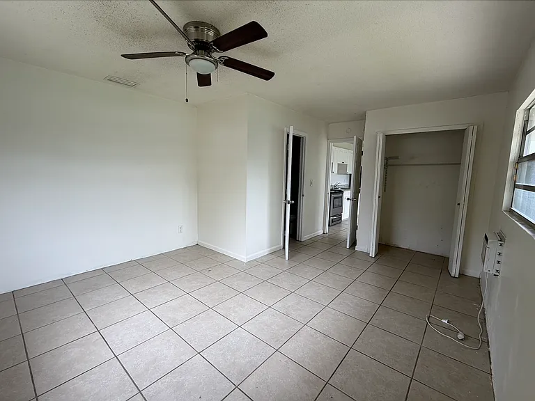 580 NE 34th St #4 — Photo 7