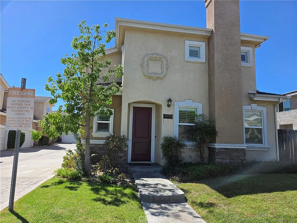 3 bed, 2.5 bath, 1587 sqft, $3,900 — Photo 2