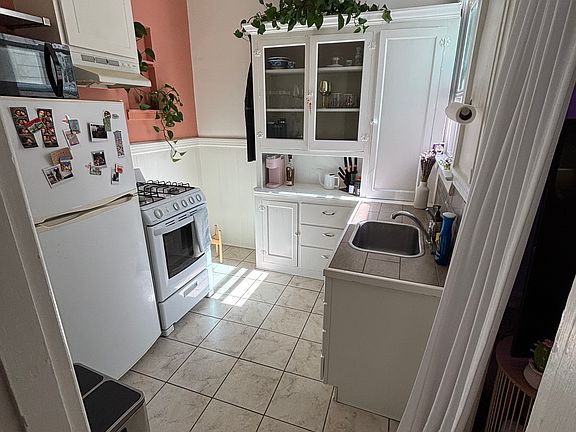 4th image of 805 Valencia St APT 18