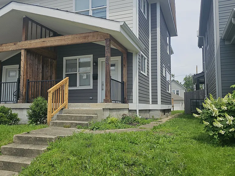 2033 Carrollton Ave — Photo 2