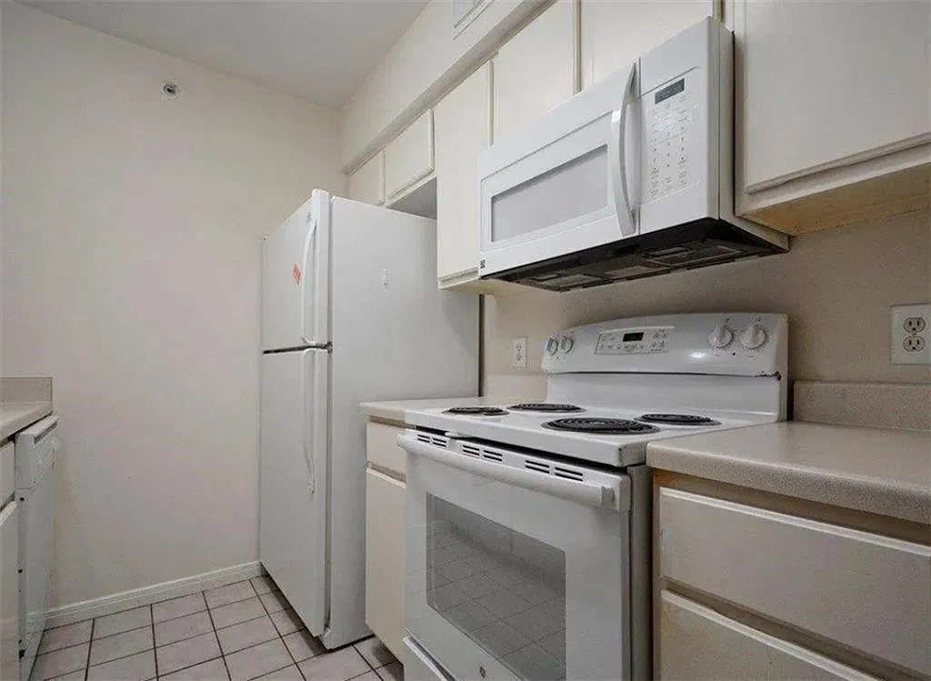 3 bed, 2.0 bath, 1211 sqft, $3,000 — Photo 4