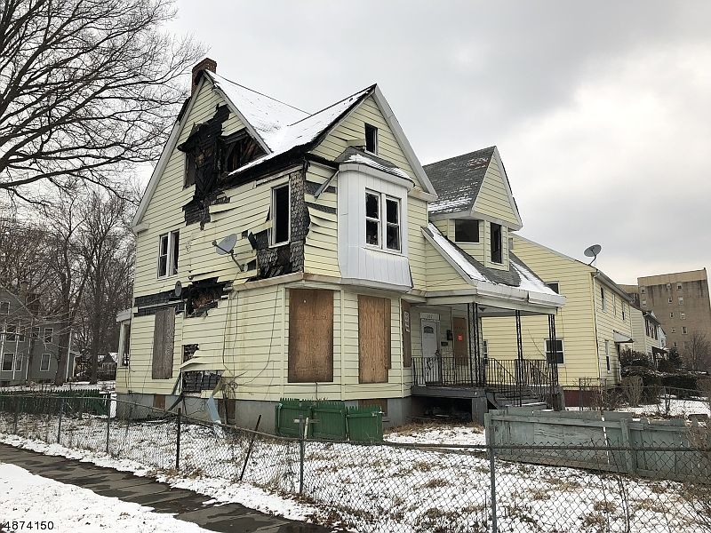 1st image of 107 Hillyer St