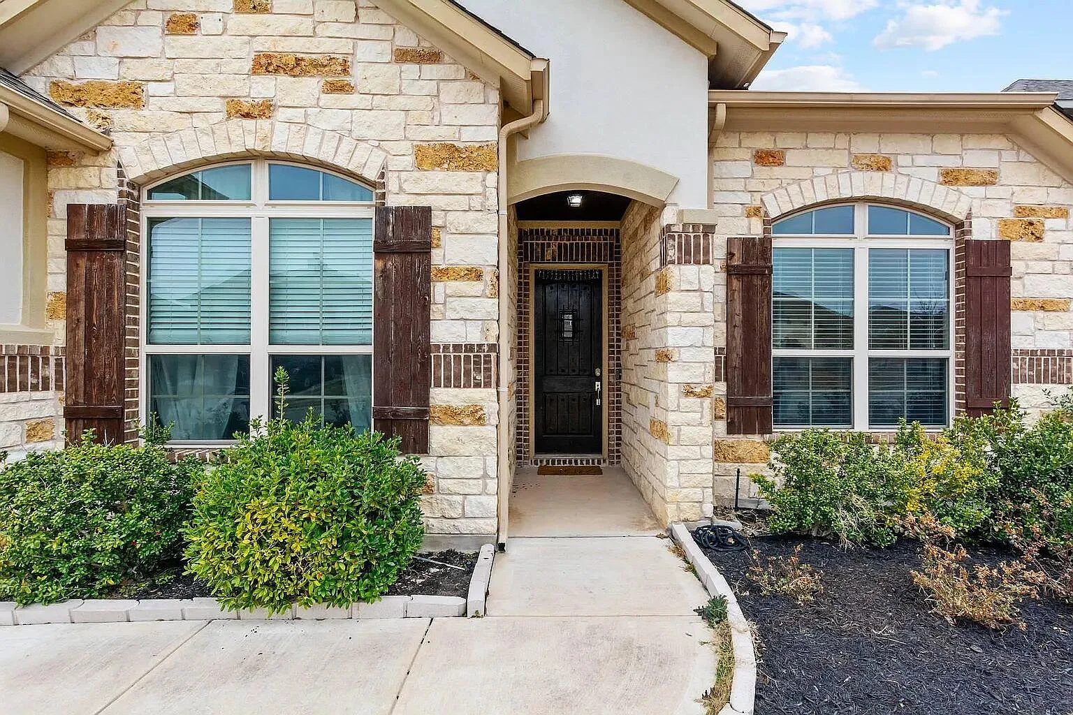4 bed, 3.5 bath, 2999 sqft, $2,995 — Photo 3