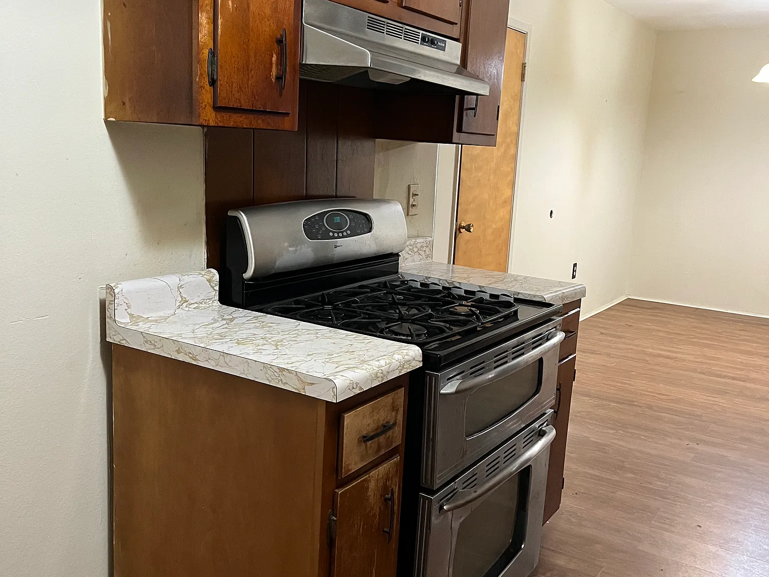 885 Oakwood Dr — Photo 3