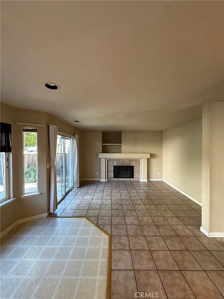 4 bed, 2.5 bath, 1794 sqft, $4,400 — Photo 2