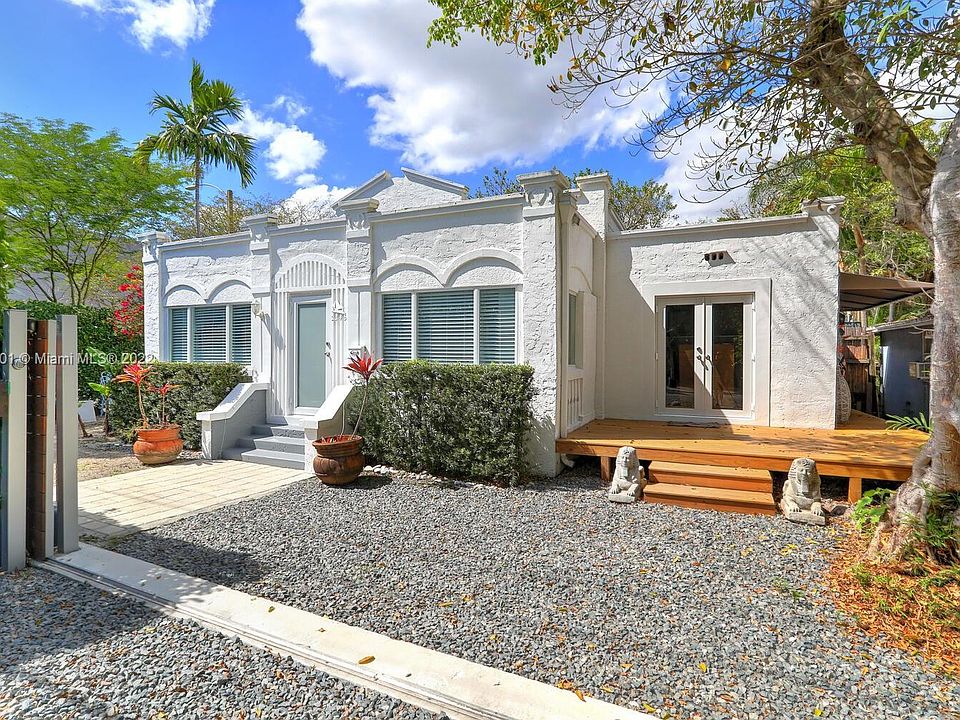 Fantastic North Coconut Grove location house for rent.