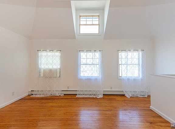 5th image of 108 Bank St Floor 2