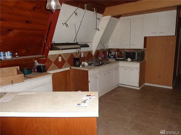 5th image of 890 Hassalo Ave SE