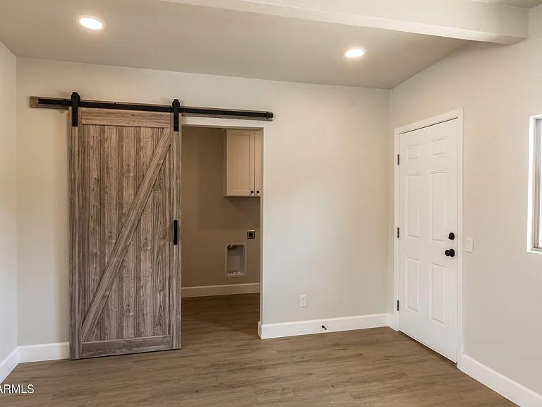 2571 E Captain Dreyfus Ave — Photo 18