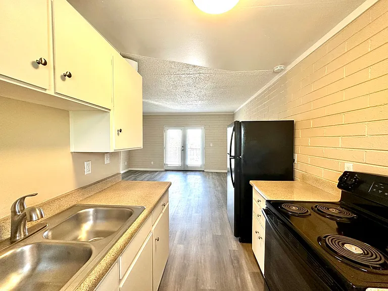 Bel Air Apartments — Photo 20