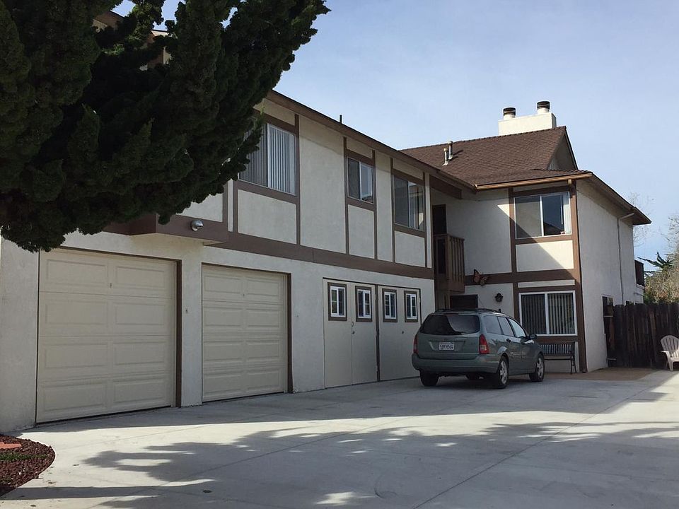 Well-maintained triplex at the beach