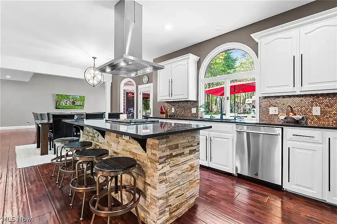 4 bed, 3755 sqft, $4,250 — Photo 4