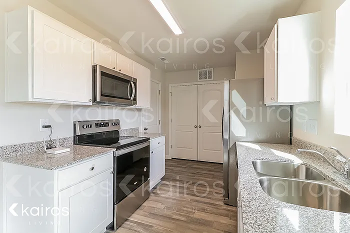 1233 Zoysia Dr — Photo 3
