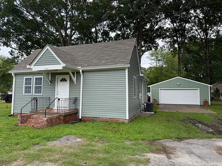 705 Canal Dr — Photo 2