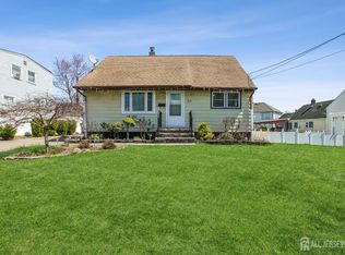 33 Adams St, Iselin, NJ 08830