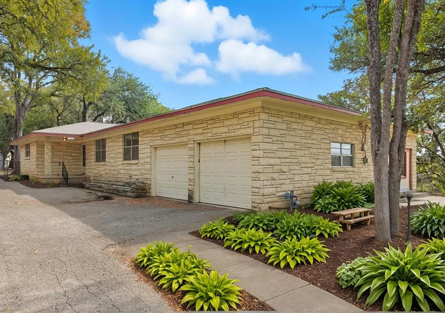 3 bed / 2 bath - centrally located home on river bluff — Photo 3
