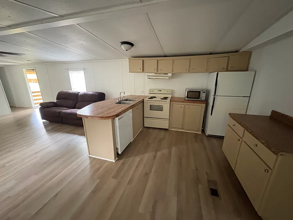 335 Horseshoe Loop