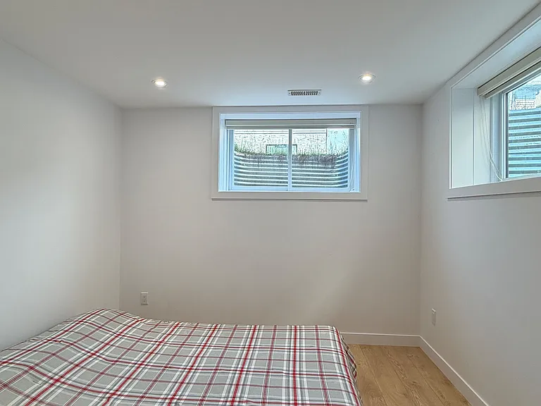 72 McLean Ave — Photo 31