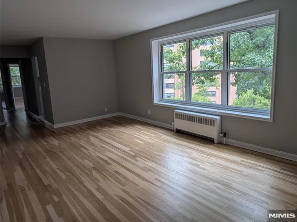 2330 Linwood Ave APT 3G, Fort Lee, NJ 07024