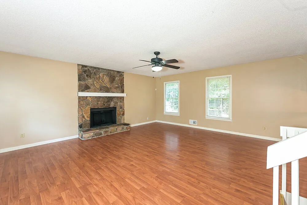 4 bed, 3.0 bath, 1263 sqft, $2,145 — Photo 4