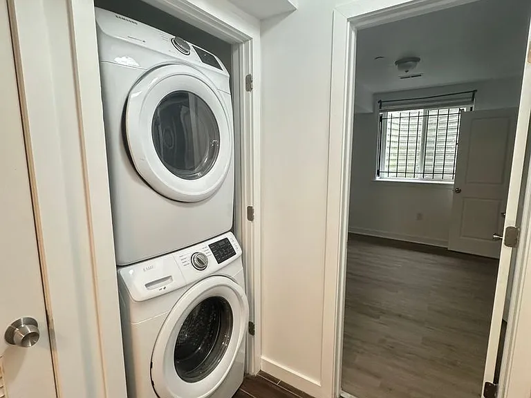 1515 W Seybert St — Photo 3