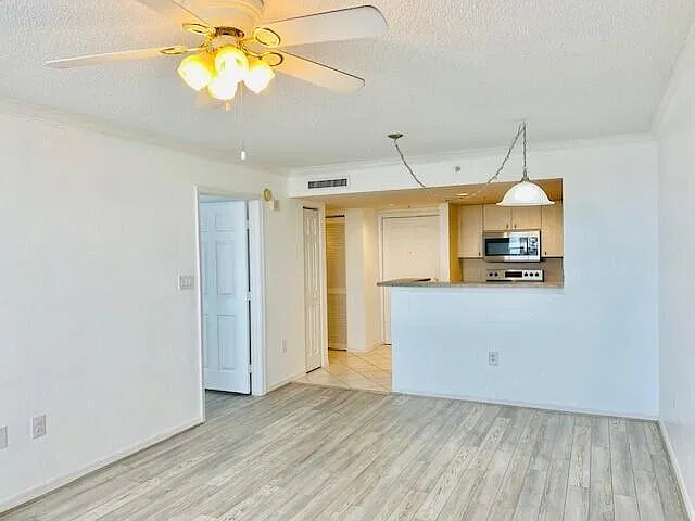 1 bed, 1.0 bath, 662 sqft, $2,050 — Photo 2