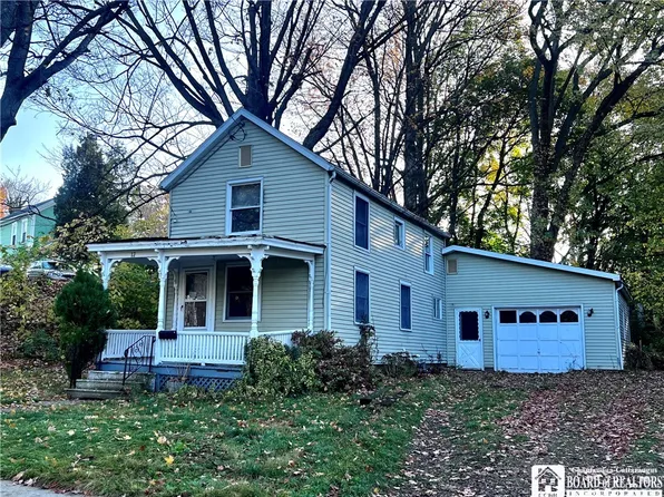 12 Leverett St, Fredonia, NY 14063