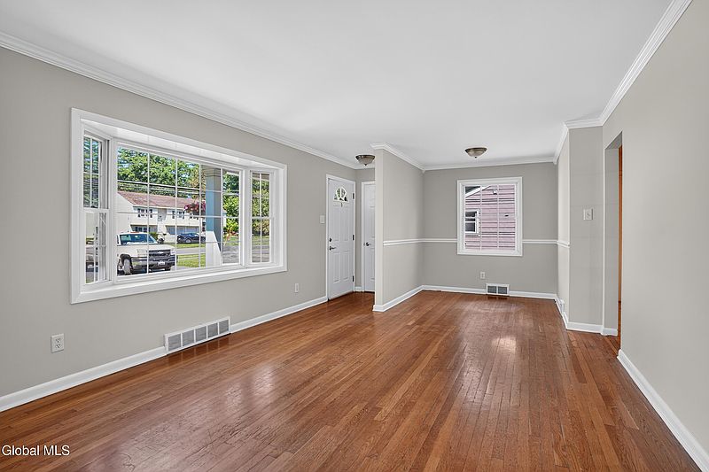 4th image of 90 Elsmere Avenue