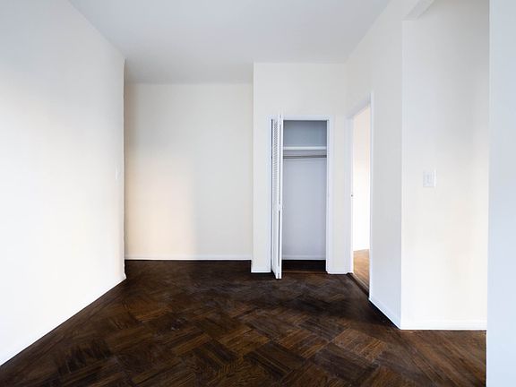 5th image of 125 Washington Pl APT 4D