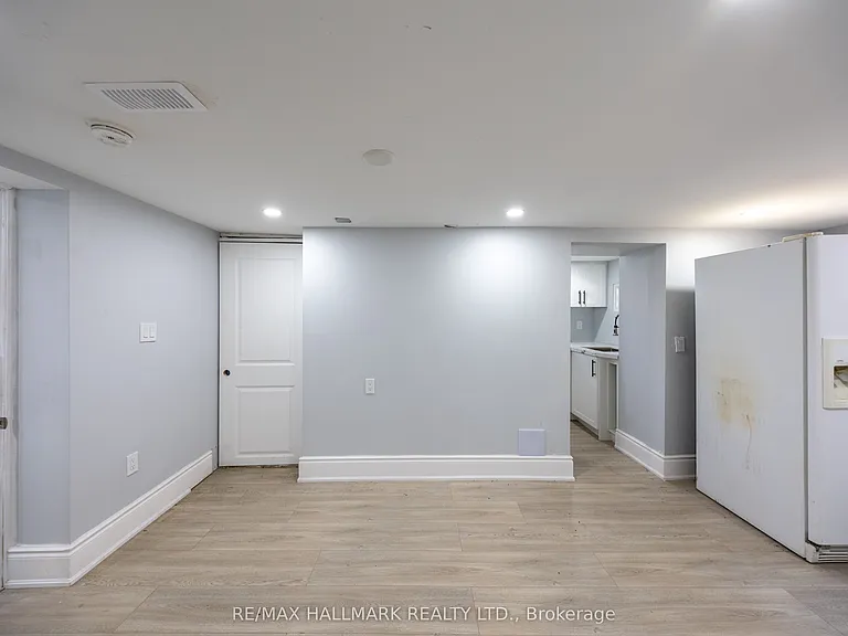 559 Ritson Rd S — Photo 30