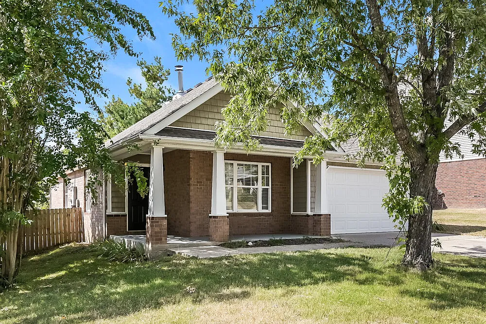 3 bed, 2.0 bath, 1656 sqft, $2,440 — Photo 3
