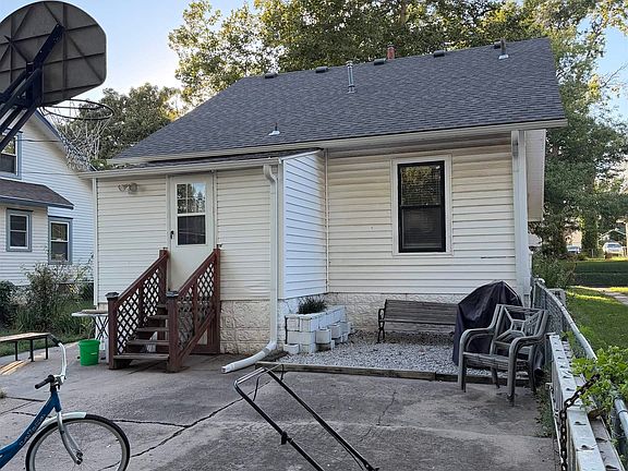 3rd image of 818 SW Jewell Ave