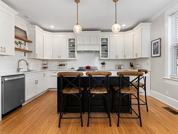 2nd image of 111 Campbell St