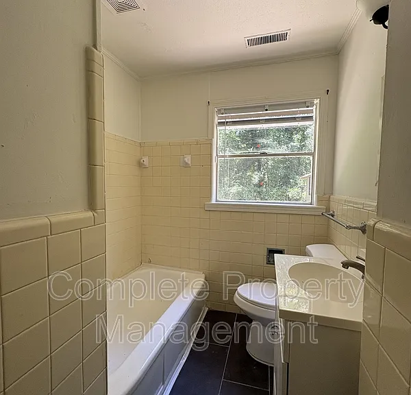1221 Carol Cir — Photo 5