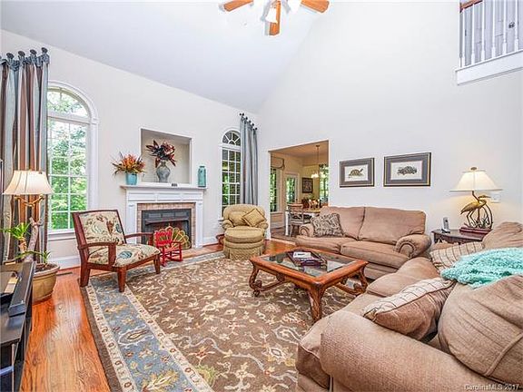 4th image of 146 English Ivy Ln