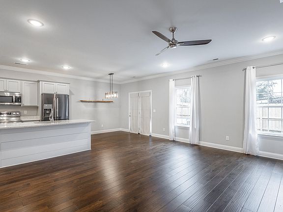4th image of 618 Bellingham Dr NE