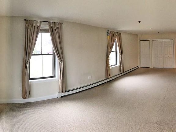 3rd image of 90 Commercial St Unit 3